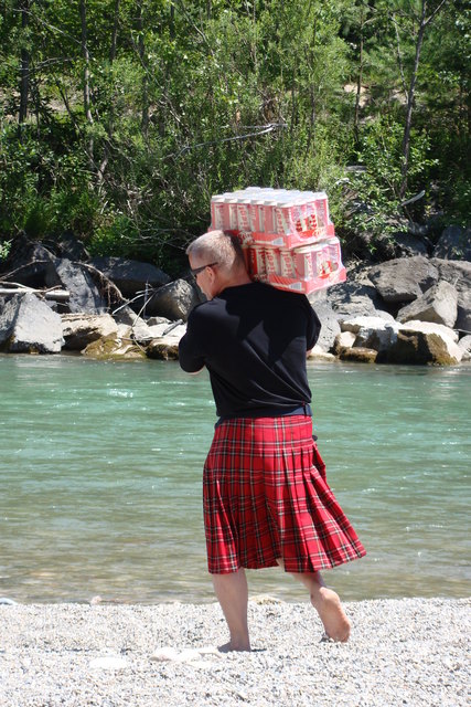 Die Bierdosen werden für die 1. Prüfung gebracht und mit Bachwasser gekühlt