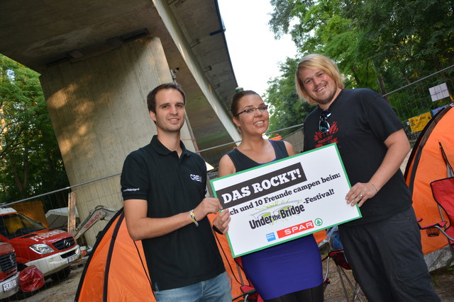 Manuel Buxbaum (Under the bridge Organisator), Gewinnerin Eva Galai und Daniel Butter (Bezirksblätter) | Foto: Trinkl