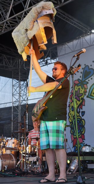 Bereits die Vorband "Lenze und de Buam" machte klar, dass dies kein gewöhnlicher Abend wird. Also: Bühne frei für Hans Moser, das Partyschaf!