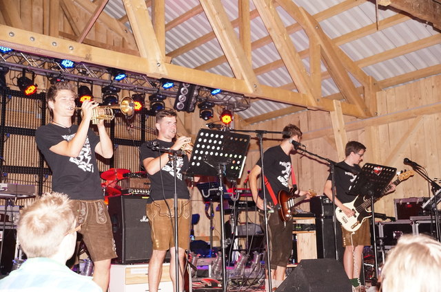 B23 (Foto) unterhielten die Gäste beim 41. Waldfest in der Geiregger Brechlhütte.