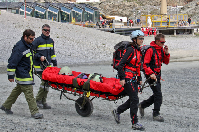 Auf unwegsamen Gelände wurden auch Verletzte geborgen