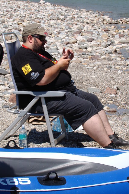 Michi macht sich scheinbar mit der Technik des Zählapparates vertraut