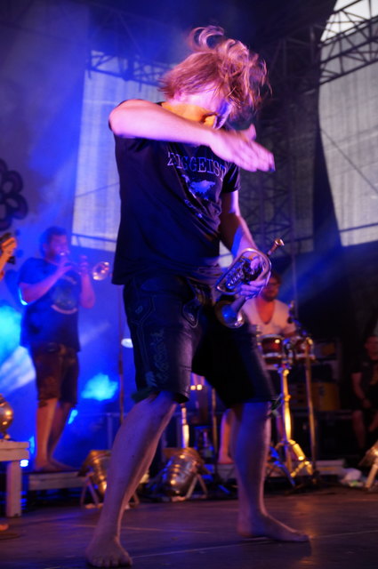 Die Botschafter der guten Laune: LaBrassBanda zeigen, wie gut es tut, mal so richtig loszulassen und sich der Musik hinzugeben.