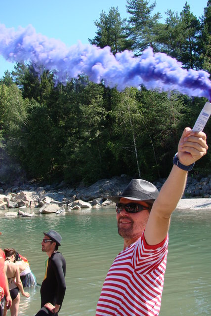 Es geht los: der Startschuss ist blauer Rauch