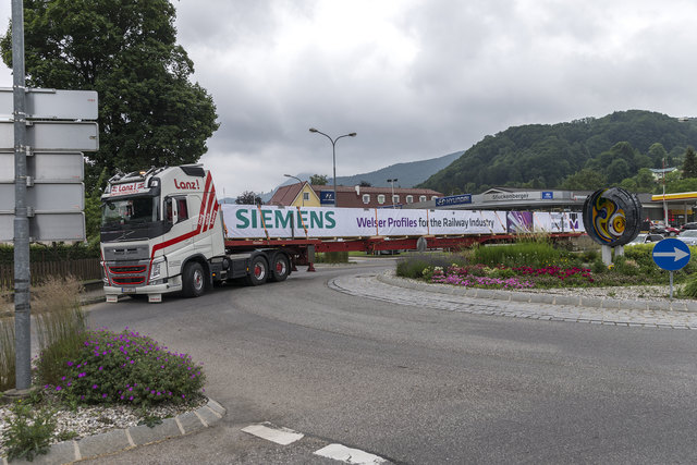 Im Kreisverkehr in Gresten wird deutlich, wie schwierig sich der Profil-Transport gestaltet. | Foto: Zahnt