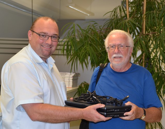 Der kaufmännische Direktor des LKH Kirchdorf, Rudolf Gruber (li.), übergibt Laptops an Werner Bejvl. | Foto: LKH Kirchdorf