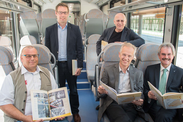 Geschäftsführer des Railway-Media-Group-Verlags und Herausgeber Franz Straka, Dienststellenleiter der Mariazellerbahn Anton Hackner, Designer Hannes Rausch, NÖVOG Geschäftsführer Gerhard Stindl und Verkehrslandesrat Karl Wilfing (v.l.n.r.) mit dem neu erschienen Buch „Vision wird Himmelstreppe“. (© NÖVOG/Roman Gerstl)