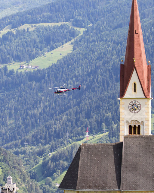 Polizeihubschrauber beim Heimflug