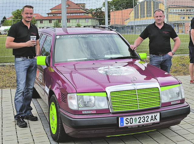 Abenteuer pur: Im "junggebliebenen" Mercedes sind Bernhard Warasdin (l.) und Herbert Niegel unterwegs.