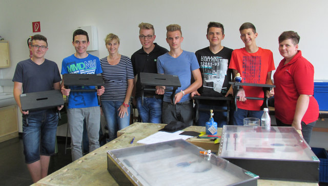 Gruppe1 der Klasse 4B mit OLNMS Erika Knellwolf und den Lehrlingen Daniel Krainz und Renate Harringer von der Fa. MAHLE-Filtersysteme