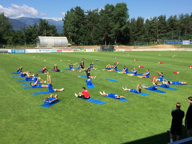 Bauch-Bein-Po-Übungen für die Spieler am Feld