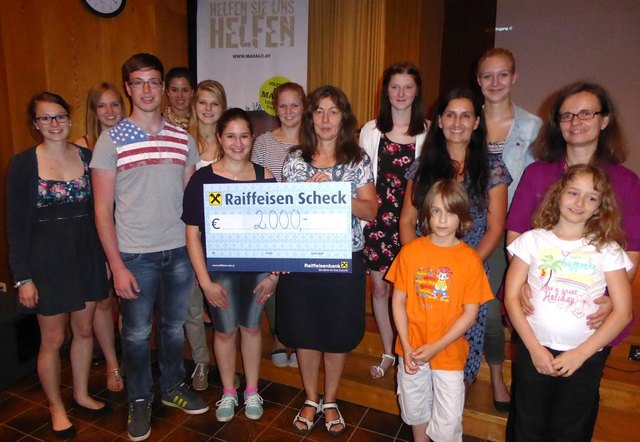 SchülerInnen der Don-Bosco-Schulen Vöcklabruck überreichen Andrea Hagler (Bildmitte) für das Hilfsprojekt der Dr.-Karl-Köttl-Schule in Tansania insgesamt € 4.300.--