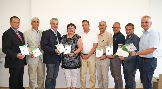WKNÖ-Breitbandexperte Hartwig Tauber, Stefan Brezovich (WKNÖ-Leiter Wirtschaftsmanagement), Bürgermeister von Allhartsberg Landtagsabgeordneter Anton Kasser, Bürgermeisterin von Oed-Öhling LAndtagsabgeordnete Michaela Hinterholzer, Christoph Westhauser (Breitbandbüro des Landes NÖ), Bürgermeister von St. Martin Peter Höbarth, Wolfgang Schwärzler (WKNÖ-Spartengeschäftsführer Information & Consulting), Landtagsabgeordneter Toni Erber und WKNÖ-Bezirksstellenleiter Andreas Geierlehner. | Foto: Lohfink