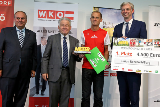 „Wir machen Meter“: Landeshauptmann Josef Pühringer (2. v. l. ), Landesrat Michael Strugl (r.) und Wirtschaftskammerpräsident Rudolf Trauner (l.) gratulierten zu Platz 1. Obmann der Union Rohrbach/Berg Robert Stoiber (3. v. l. ) nahm den Warengutschein entgegen.
