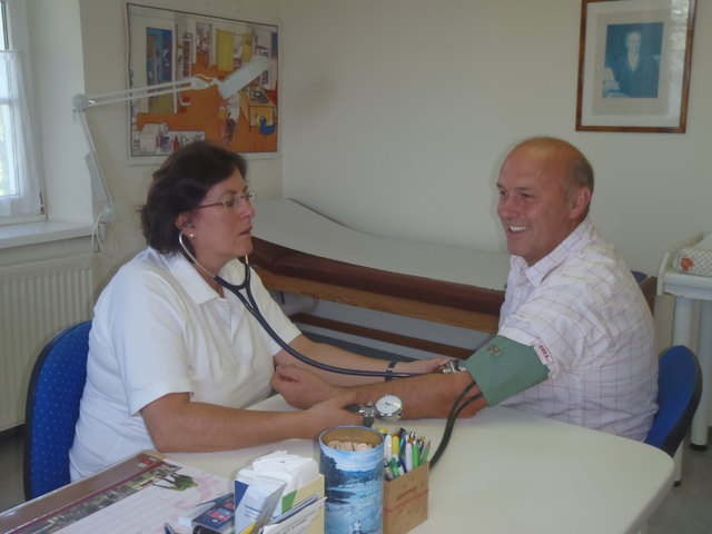 Gemeindeärztin Andrea Horvat, im Bild mit Bürgermeister Bernhard Kern, ist auch für eine Gemeinschaftspraxis offen.