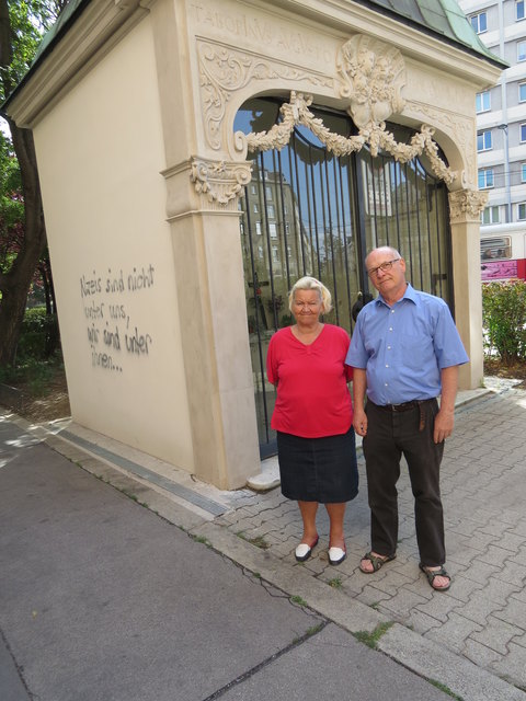 Anrainerin Heidi Rieder und Bezirksrat Herbert Grausam vor der verunstalteten Johannes-Nepomuk-Kapelle Am Tabor.