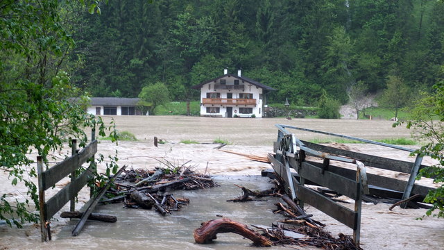 Verklausung an der Pinsgerbrücke im Hagertal 2013 - mangelnde Uferpflege durch den Wasserbau