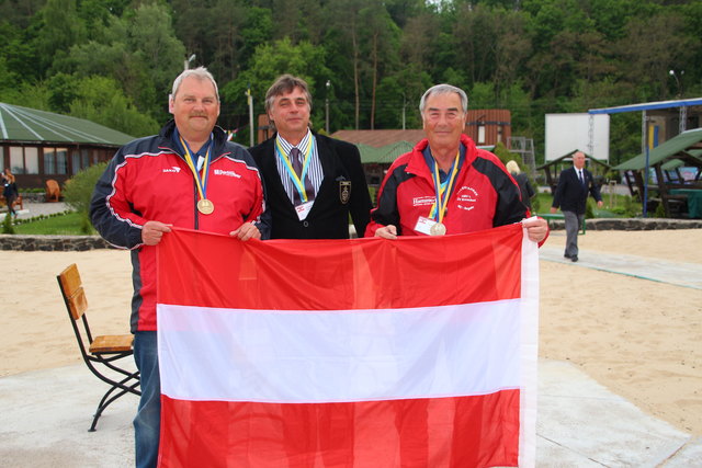 V.l.: Manfred Wolfinger, Weltmeister in der Einmeter Klasse und Vizeweltmeister in der Tenrater, Karl Heinz Buchegger, NAVIGA-Segelsektionsleiter, Gerald Oberreiter, Vizeweltmeister in der Einmeter-Klasse. | Foto: privat