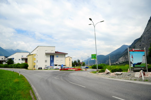 An der östlichen Ortseinfahrt entsteht ein Kreisverkehr – von hier hat die neue Industriestraße ihren Ausgangspunkt.