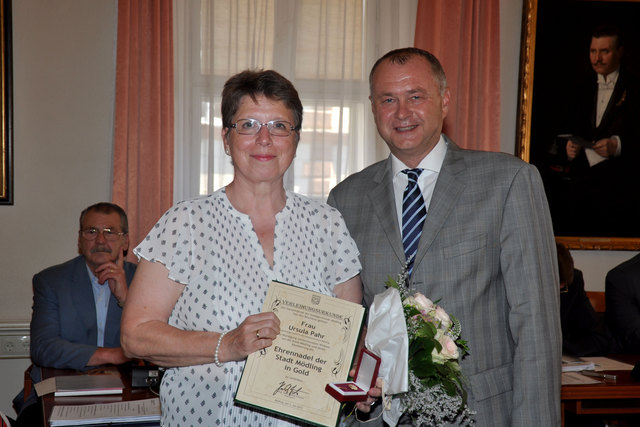 Ursula Pahr freute sich über die hohe Auszeichnung, die sie von Bürgermeister Hans Stefan Hintner entgegen nahm. | Foto: Schlechta