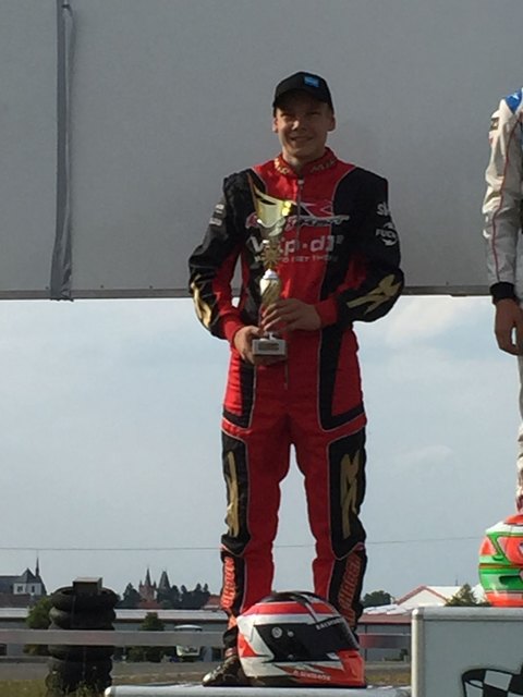 Freute sich über den 2. Platz: DAs junge Piestinger Motorsporttalent Daniel Machacek!