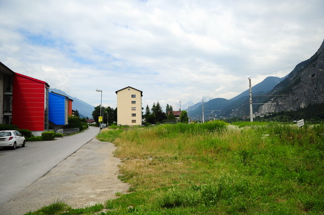 Der Melachweg (links) wird komplett entlastet – die neue Tempo-30-Straße entsteht unmittelbar neben der Bahnlinie (im Bild rechts)