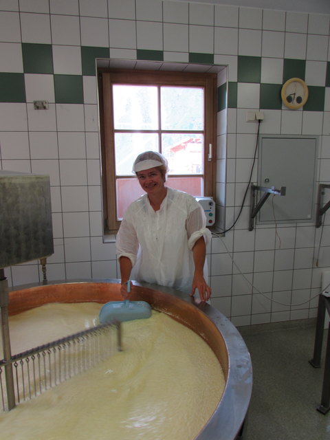 Der Käsekessel fasst 800 Liter. Eine riesige Menge!