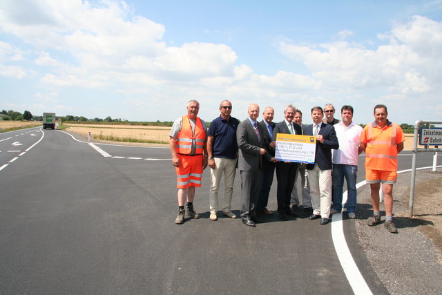Harald Neuhold (Straßenmeisterei Tulln), Ing. Gerhard Schreiber (Straßenbauabteilung Tulln), DI Dr. Werner Pracherstorfer (Leiter der Abteilung Landesstraßenplanung), Christian Eilenberger (Vizebgm. von Königstetten), LR Mag. Karl Wilfing, Ing. Martin Pircher (GfGR von Zeiselmauer-Wolfpassing), Eduard Roch (Bgm. von Zeiselmauer-Wolfpassing), DI Wolfgang Pribil (Straßenbauabteilung Tulln), Jürgen Genner (Straßenmeisterei Tulln), Bernhard Baumüller (Straßenmeisterei Tulln).