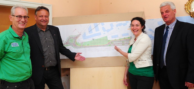 Projektpräsentation: Bgm. Rudolf Häusler, LH-Stv. Ingrid Felipe, ÖBB-Projektleiter Günter Oberhauser und GV Gerhard Lerchner (SPÖ)