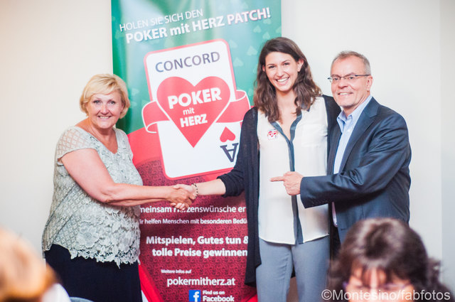 Danke für die Spende sagen SP-Bezirksvorstherin Eva-Maria Hatzl (l) und SP-Nationalrat Harald Troch zu Chantal Zanoni vom Casino Montesino. | Foto: Montesino