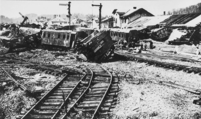 Zerstört: Der Amstettner Bahnhof nach einem Luftangriff alliierter Bomber im Zweiten Weltkrieg. | Foto: Stadtarchiv Amstetten / Schindelegger