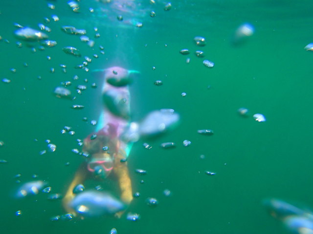 mit vielLuftblasen ab ins Wasser