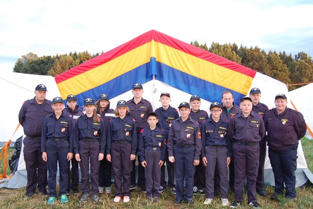 Die Feuerwehrjugend mit den Betreuern