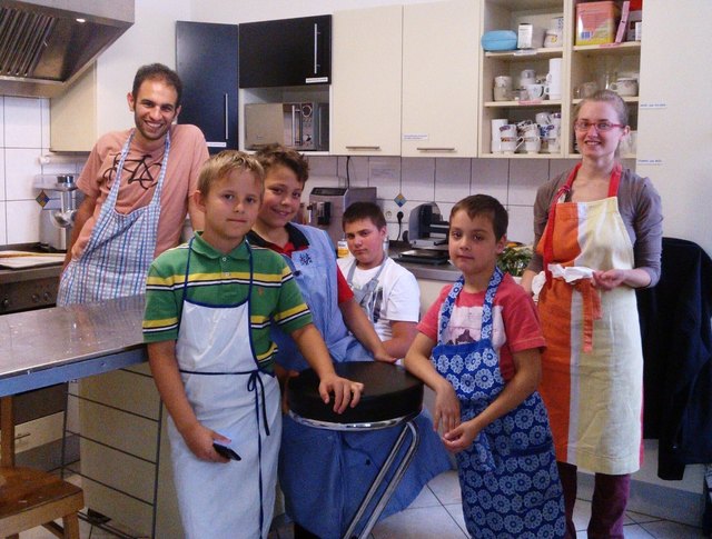 Die Nachbarsbuben kochten herzhafte Pizza für die mittellosen bzw. sozial schwachen Menschen.