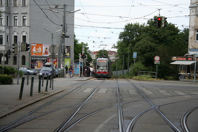 Wo heute die Straßenbahnlinie 6 und der 1er unterirdisch fahren, stand anno Dazumal ein Weberhaus.