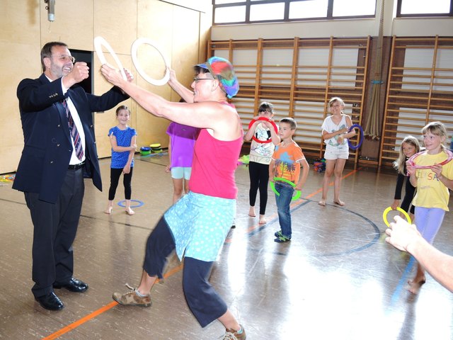 Im Bild:
Auch Landtagspräsident Ing. Hans Penz, der am Montag in der Gemeinde Lichtenau zu Gast war, wurde in den Reigen der kleinen Zirkusstars eingebunden... Foto: Ing. Stefan Grimas.