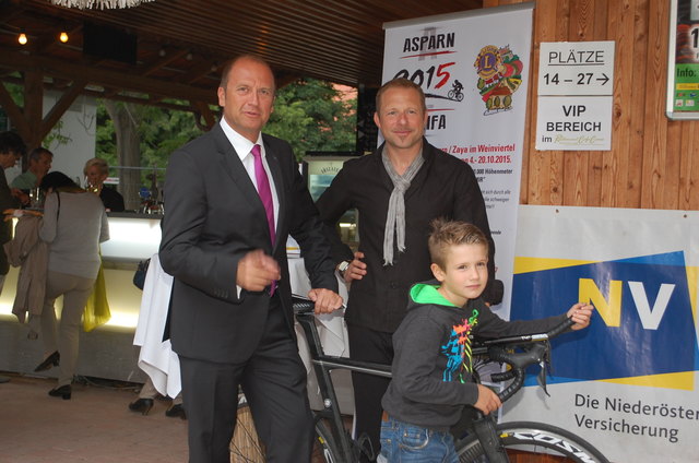 Bernhard Lackner mit Intendant Michael Rosenberg und Sohn Leo
