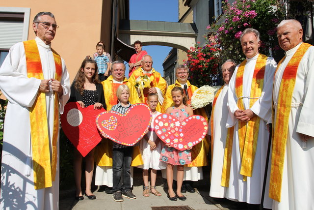 Alois Hauptmann inmitten von Kindern und Priesterkollegen.