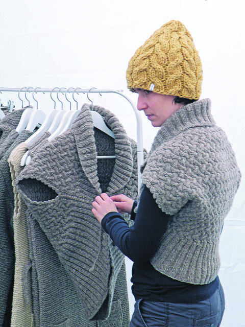 Selbstgemachtes vom Genähten über das Gestrickte bis zum Bedruckten: Der Webermarkt bietet eine Vielfalt.