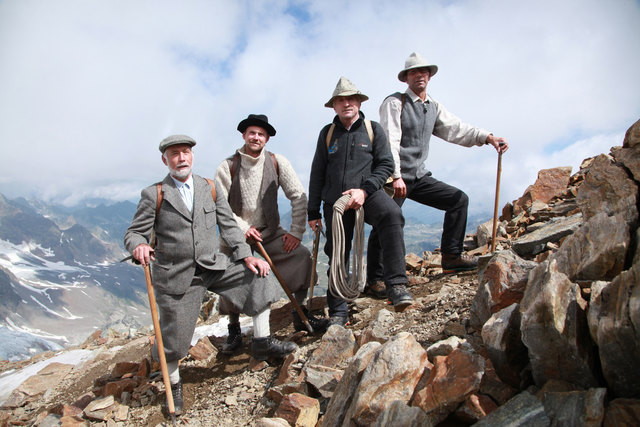 Historische Seilschaften ließen erahnen, unter welchen Umständen die Erstbesteiger 1865 den Gipfel des Piz Buin (3.312 m) erklommen haben.