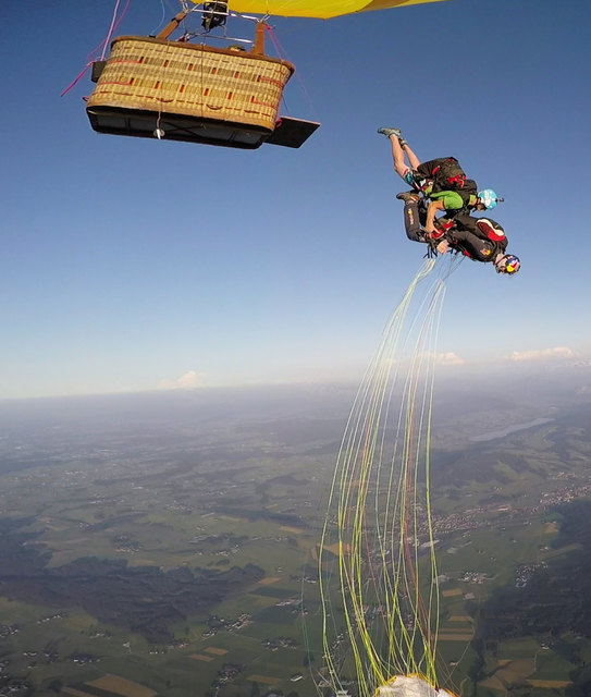Kopfüber ging es für Paragleiter und Fallschirmspringer aus dem Heißluftballon. | Foto: Gert Weinfurter
