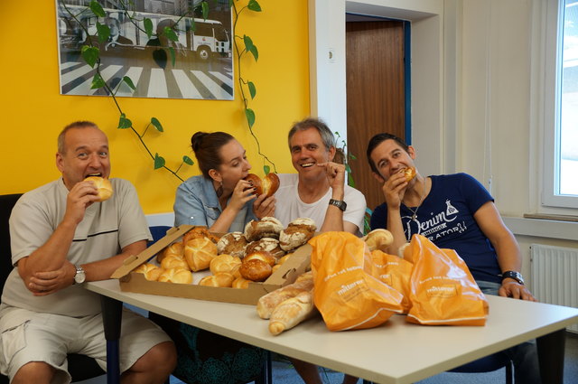 Verkostung mit den Feinschmeckern: Das Bezirksblätter-Team ist sichtlich zufrieden mit dem frisch gebackenen Brot.