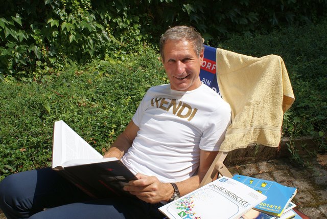 Landesschulratspräsident Rudolf Altersberger mit seiner Sommerlektüre | Foto: kore/LSR