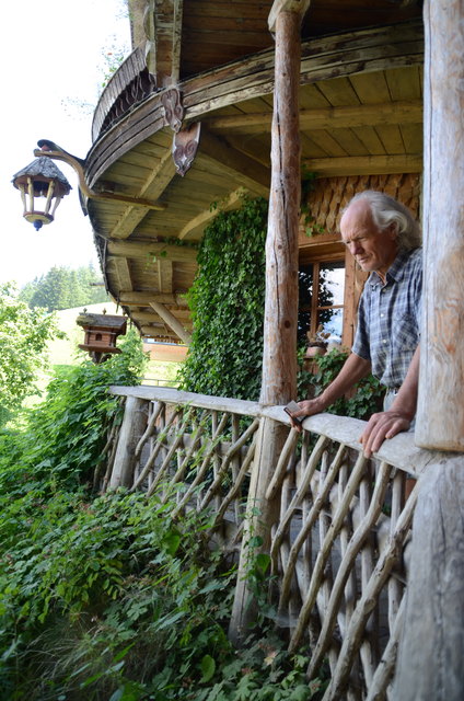 Hans Schrempf überblickt sein "Reich" von der geschwungenen Terrasse gleich oberhalb des hauseigenen Biotops.