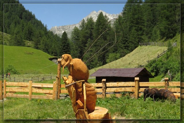 In der herrlichen Bergwelt Osttirols gibt es eine Ansammlung origineller Bienen-Kunstwerke zu bewundern