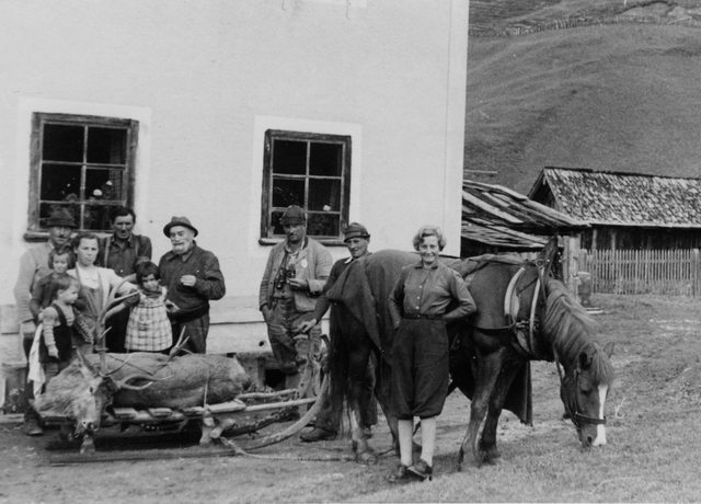 Hirschlieferung mit Schlitten und Pferd in den 50-er Jahren in Kaisers. Das war früher noch mühsam, die Freude über den Jagderfolg aber groß!