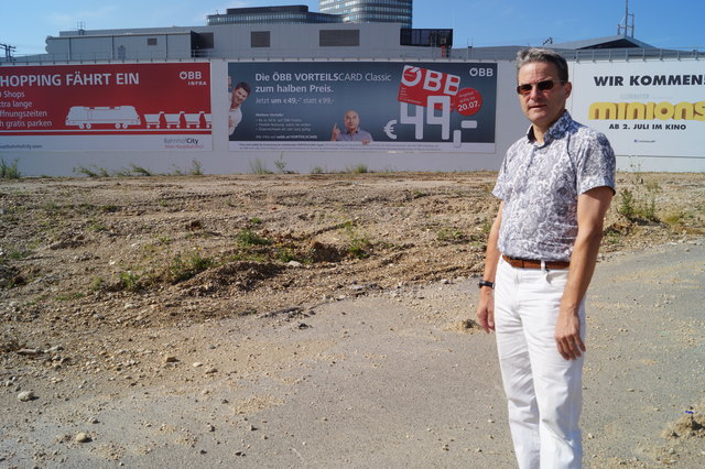 "Auf diesem Gelände soll der 88 Meter hohe Turm entstehen", so Walter Papst.