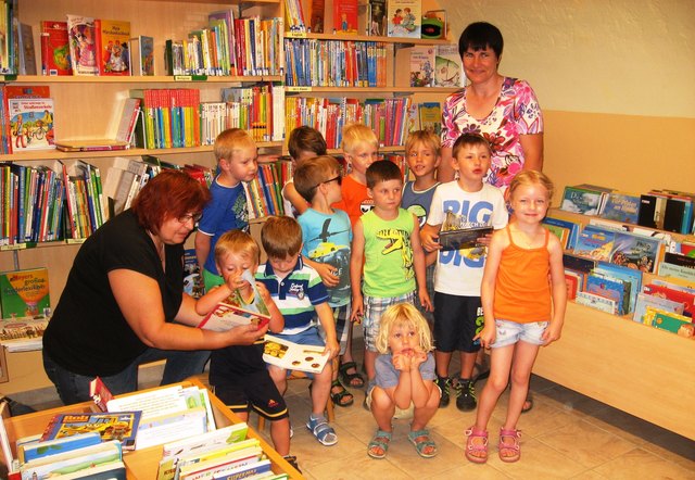 Gar nicht so einfach, die Zeit finden für ein Gruppenfoto bei so vielen interessanten Büchern.