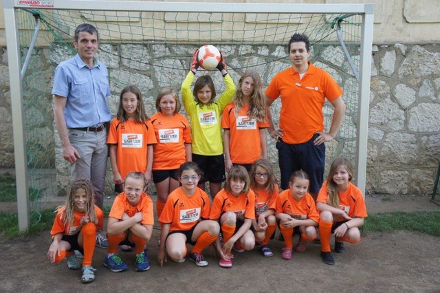 Walter Sabitzer (rechts) sponserte der erfolgreichen Mannschaft der VS Althofen, Direktor Erwin Kramer, eine Garnitur Dressen | Foto: KK