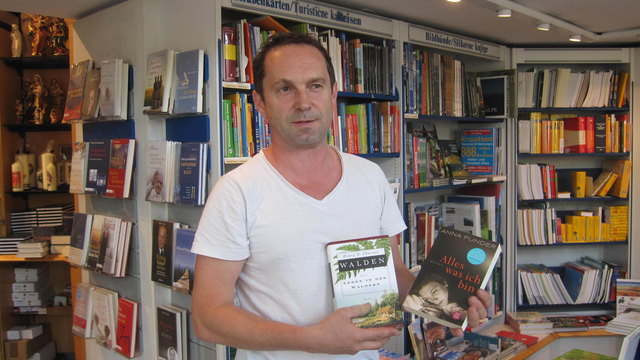 Mlecnik Johann, Buchhändler im Laden Mohorjeva Hermagoras und seine Tipps für den Sommer | Foto: Magdalena Egger